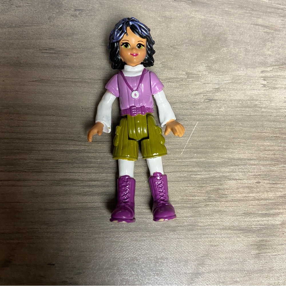 Fisher Price Sweet Streets Dollhouse Go Anywhere‎ Black Hair Camp Girl Mom Boots